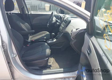 2015 Chevrolet Sonic Lt Auto z USA, uszkodzony, nr VIN 1G1JC5SHXF4203936